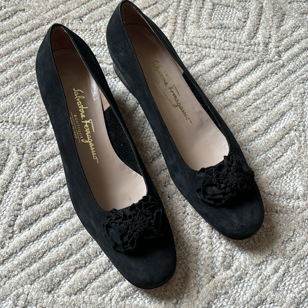 Ferragamo Suede Ruffle Pump - Picture 2 of 11